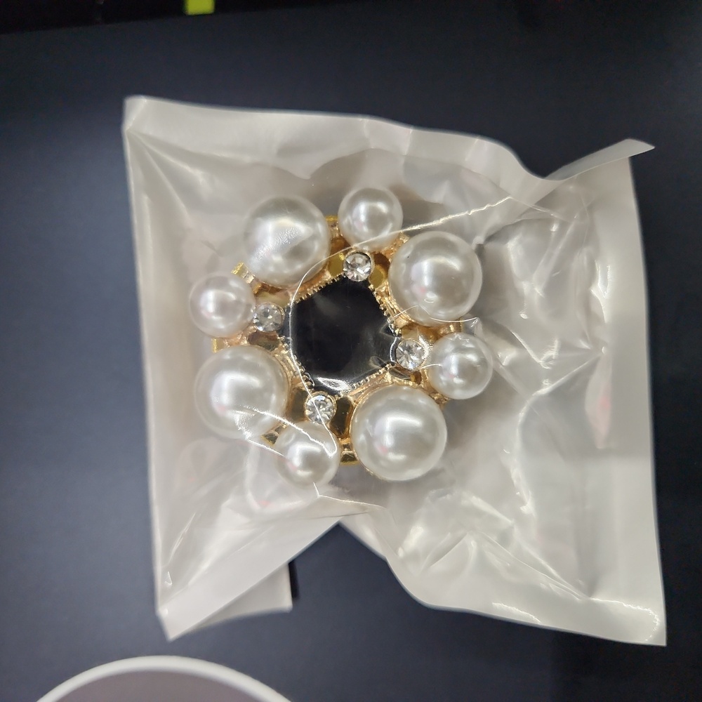 Gold 'N Pearl Bling Phone Accessory - Picture 2 of 3